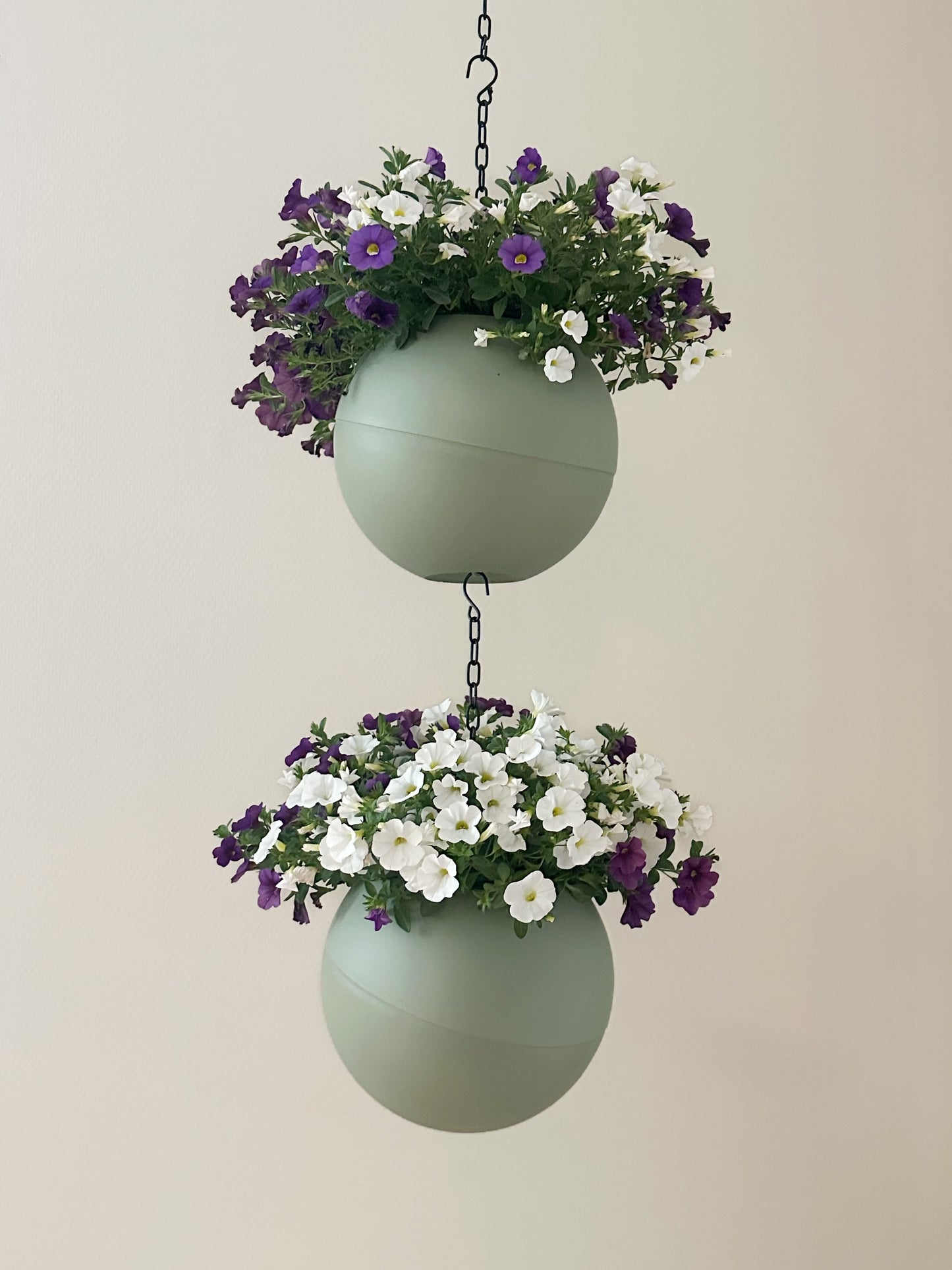Gladde olijfgroene Globee Olive plantenpot voor stijlvolle interieurdecoratie
