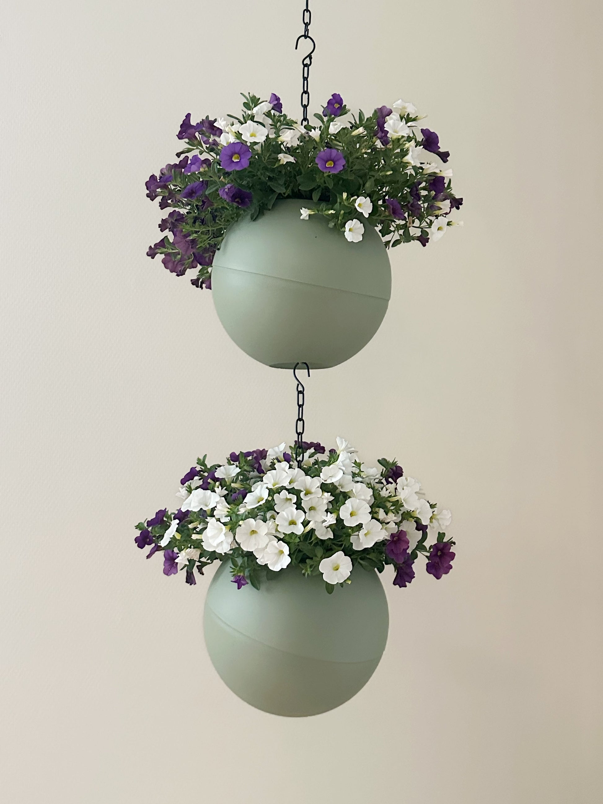 Gladde olijfgroene Globee Olive plantenpot voor stijlvolle interieurdecoratie