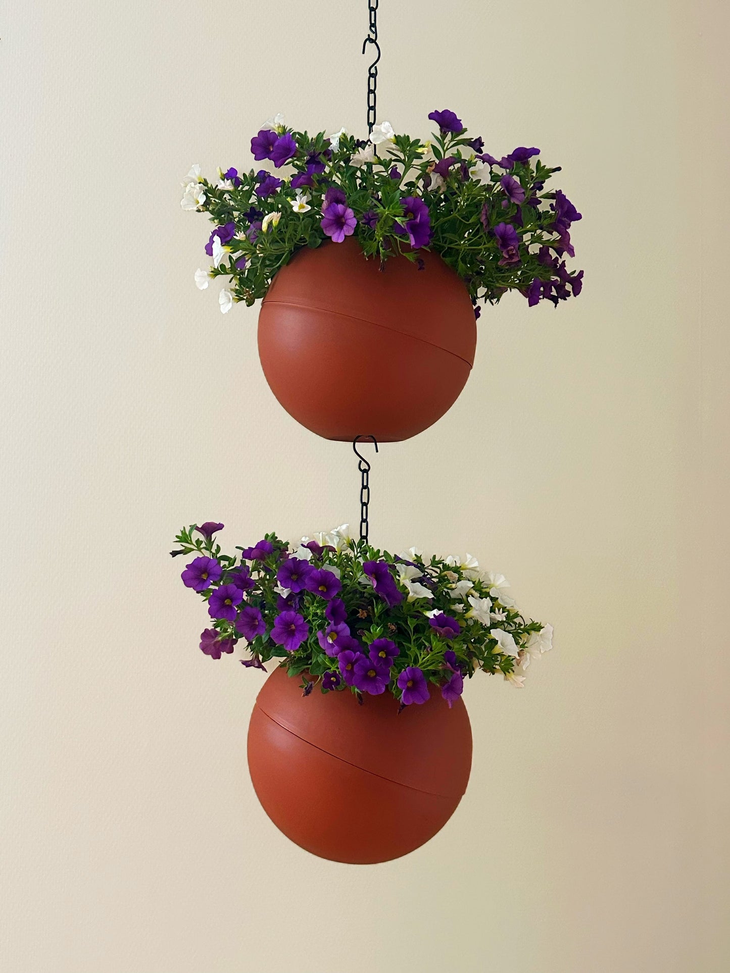 Warme Globee Terracotta plantenpot met rustiek aardewerkdesign voor binnen en buiten
