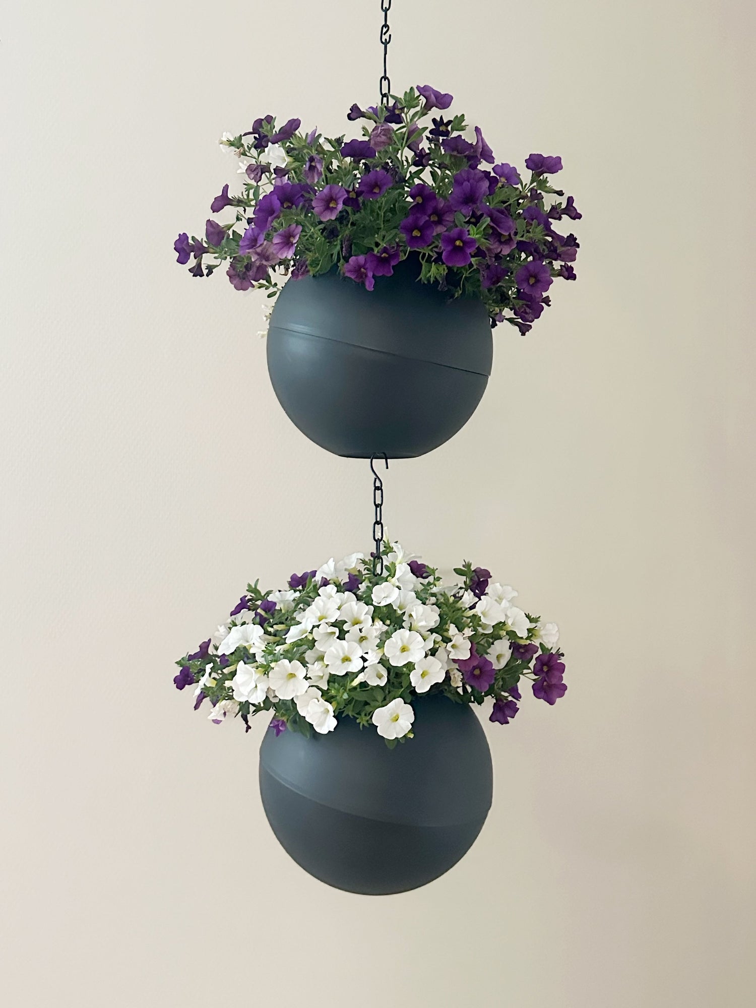Moderne Globee Antraciet plantenpot met matte donkere afwerking voor strak interieur