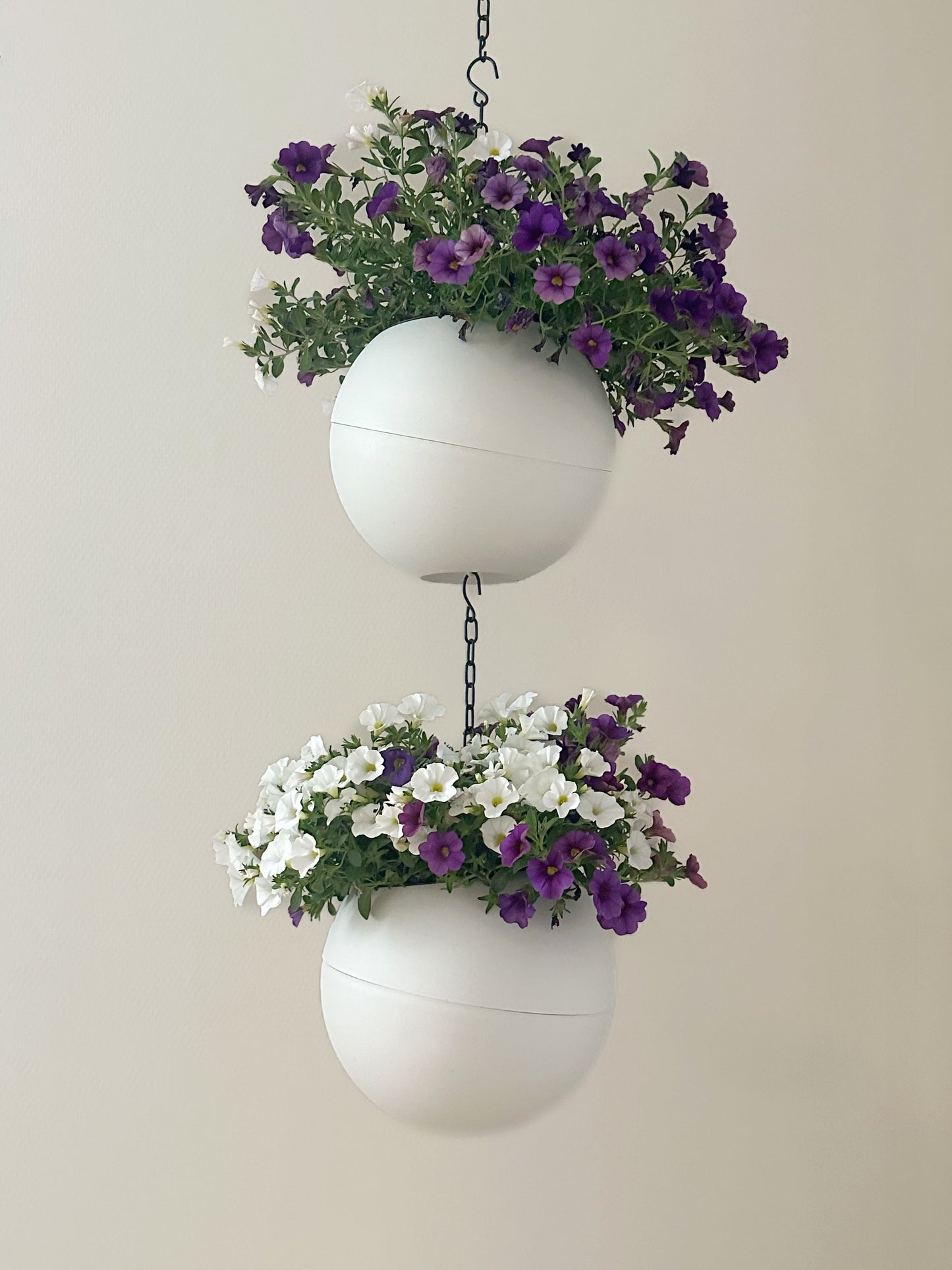 Strakke witte Globee White plantenpot voor modern en minimalistisch interieur