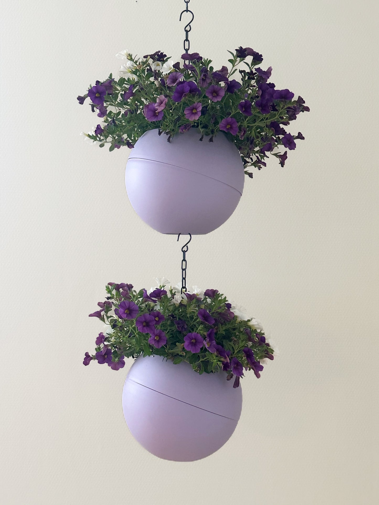 Zachte lila Globee Lilac plantenpot voor stijlvolle en speelse interieurdecoratie