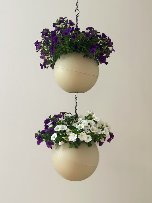 Gladde zandkleurige Globee Sand plantenpot met minimalistisch design in moderne interieursetting