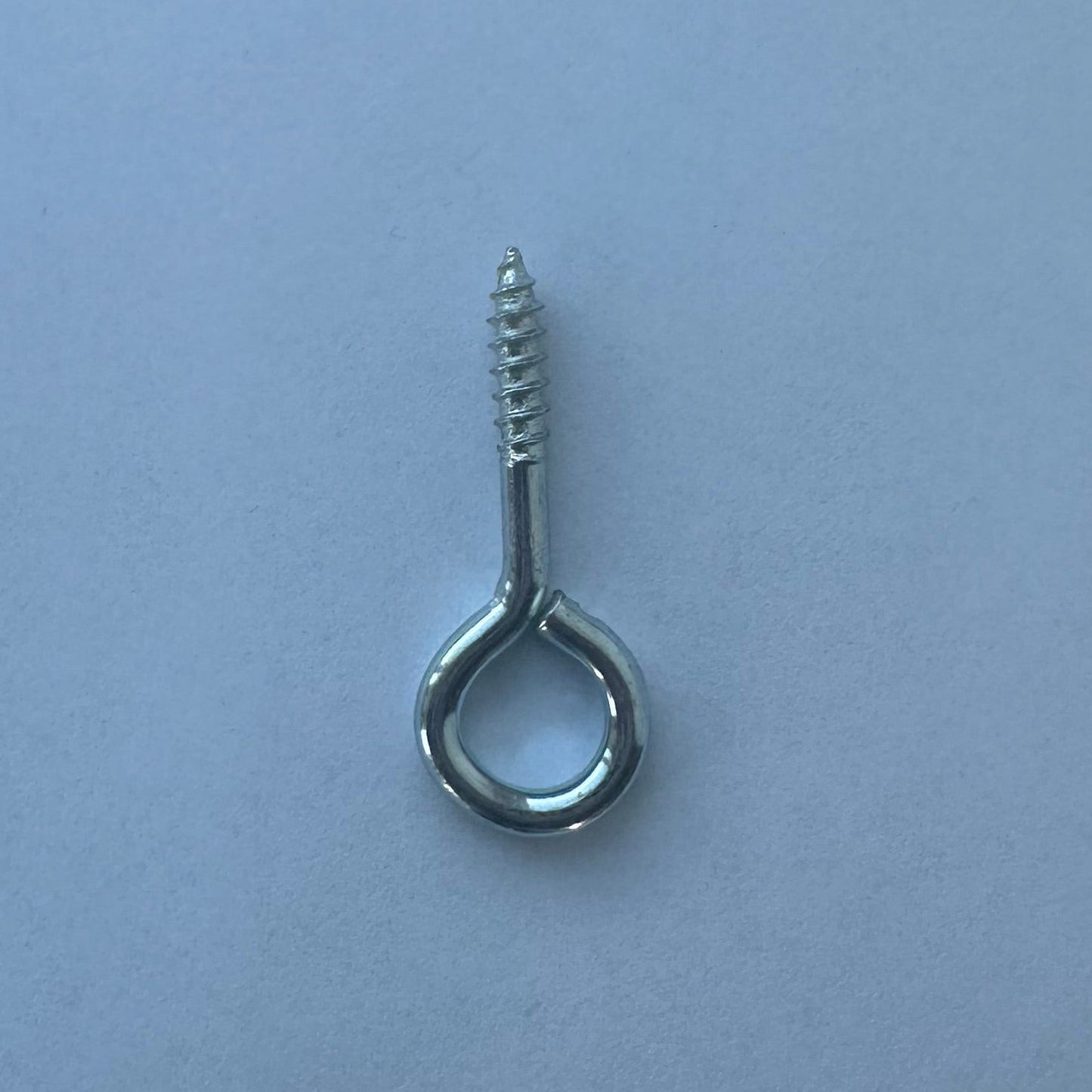 Oeillet à vis pour montage au plafond.