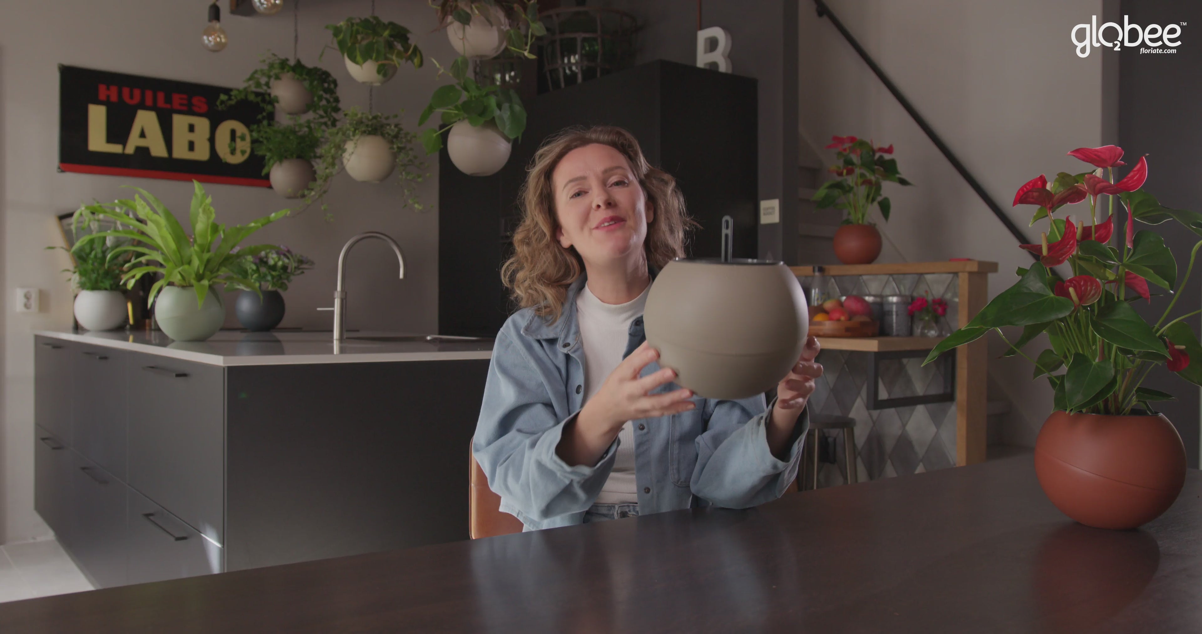 Video laden: Video met uitleg wat een Globee is. Hoe je deze op meerdere manieren kan ophangen, neerzetten en stijlen.